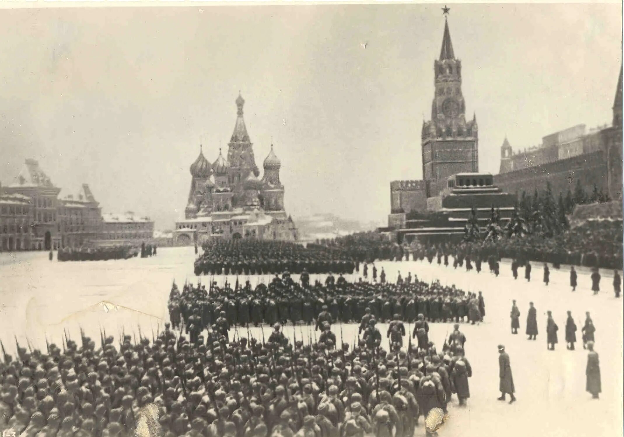 площадь москвы 1941 год. парад на красной площади 7 ноября 1941. день военного парада на красной площади 1941 года. москва 1941 1945 кремль. парад октябрьской революции 1941.