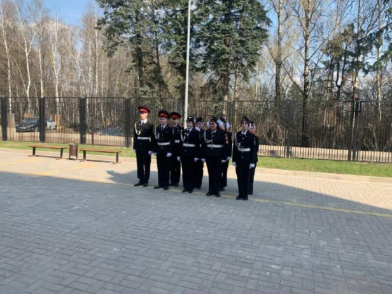 Кадеты стреляют. Военная подготовка. Арсенал миасс сдача экзамена. Кадеты сдавали экзамен по стрельбе каждый стрелял. Упражнения с оружием.