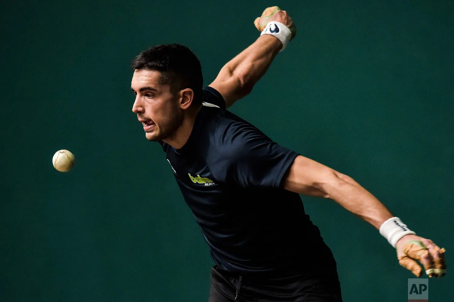 Луис сохо бейсбол. Бэттер в бейсболе. Бейсболист ловит мяч. Бейсболисты saint louis cardinals. Футболисты на поле.