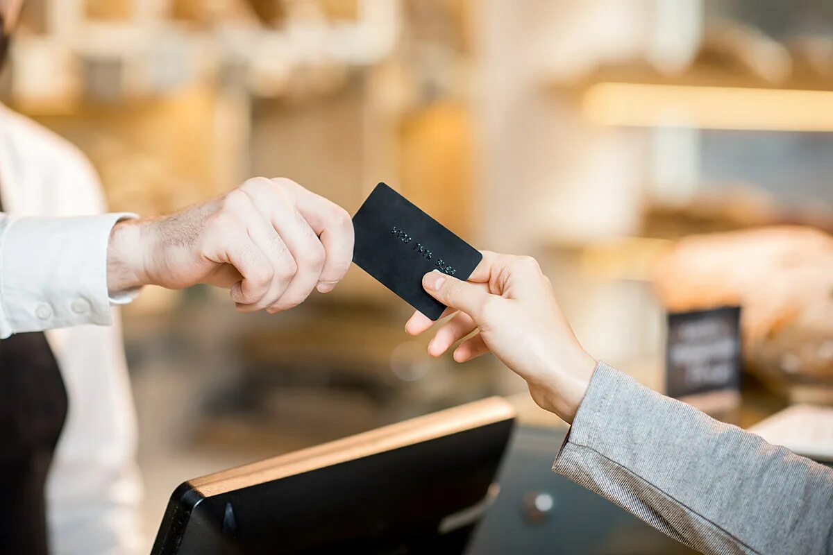 Able to pay. Оплата картой. человек с кредитной картой. мужчина платит картой. pay картинка.
