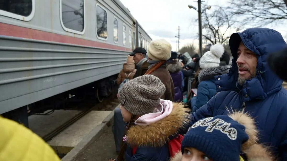 20 февраля 2015. Поезд с беженцами из Донбасса. Беженцы картинки. Беженцы из Украины в поезде. Беженцы из ДНР.