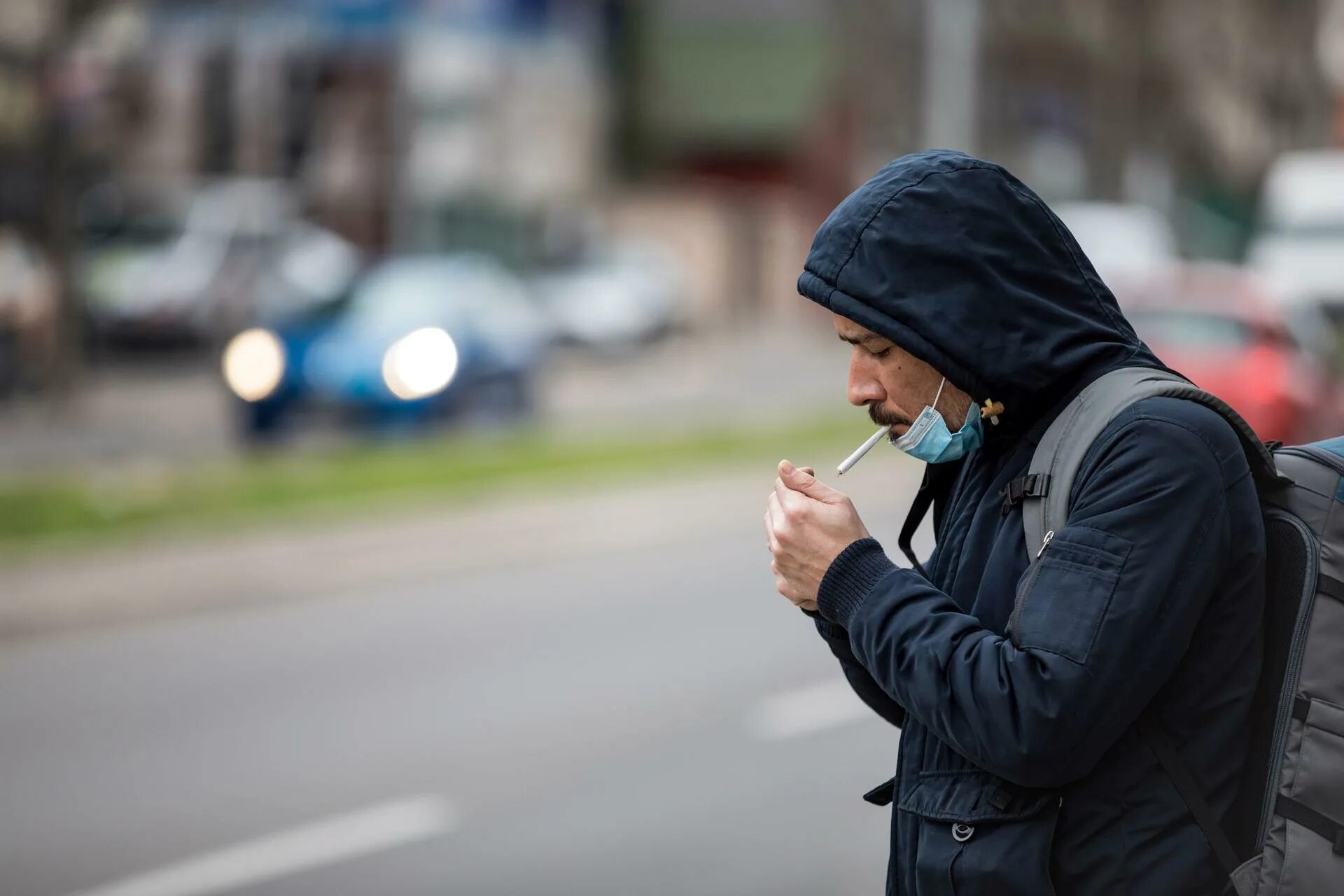 Курить можно мужчинам. Курящие на улице. Парень курит на улице. Курящий парень на улице. Курящие люди на улице.