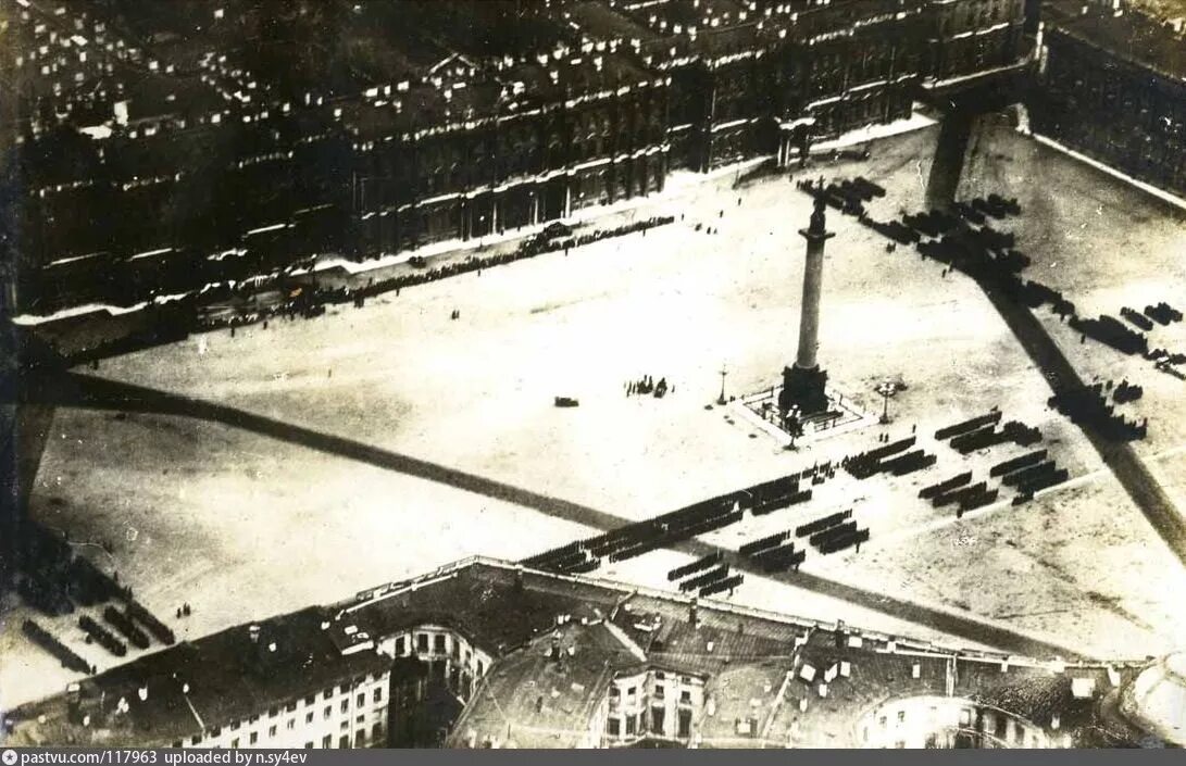 Дворцовая площадь 80 лет блокады. Аэрофотосъемка ленинграда 1942. александровская колонна блокада ленинграда. аэрофотосъемка ленинграда 1966. площадь урицкого в ленинграде.