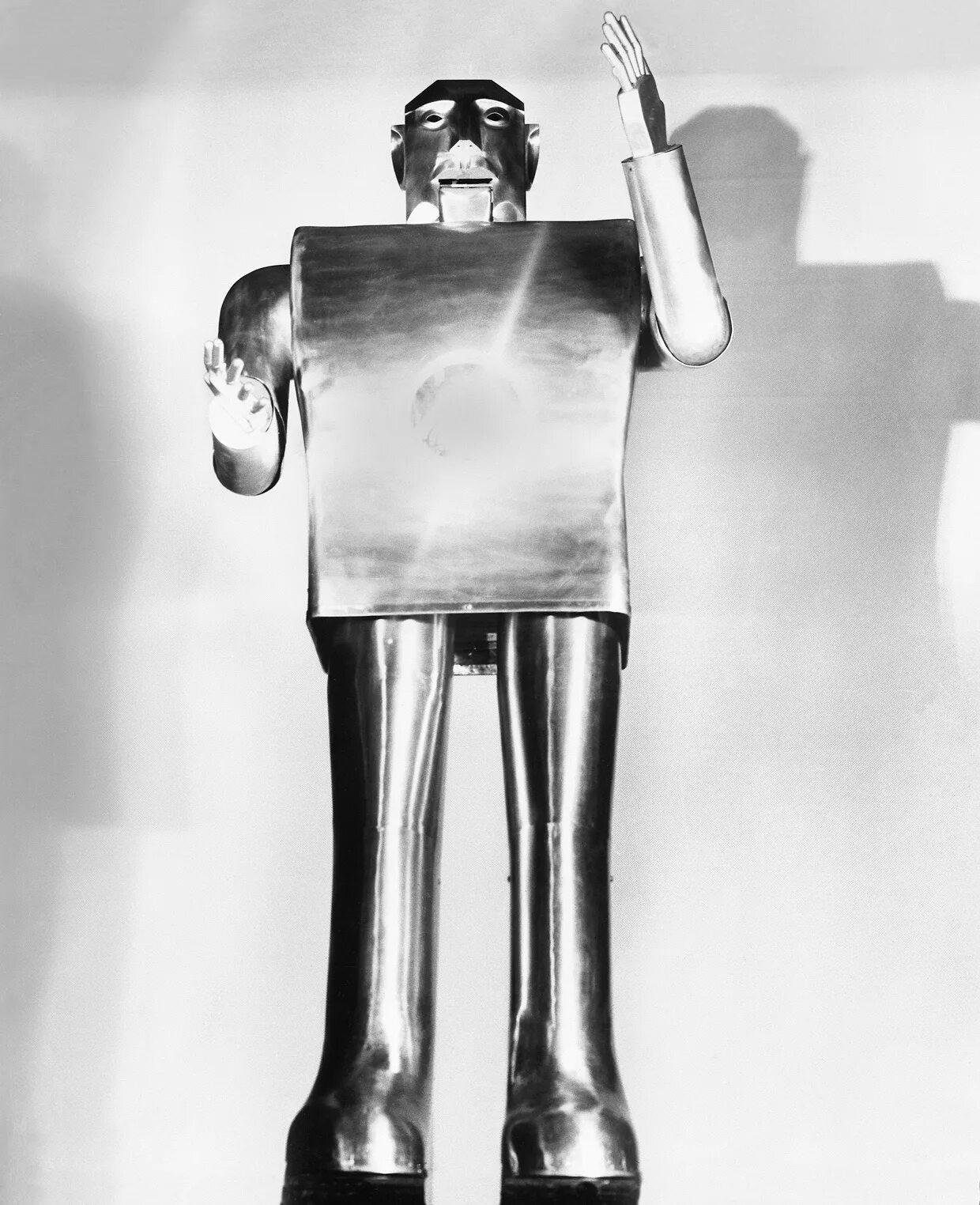 First robot. Westinghouse робот 1939 года. Первый робот в мире. Самый первый робот. Самый первый робот в мире.