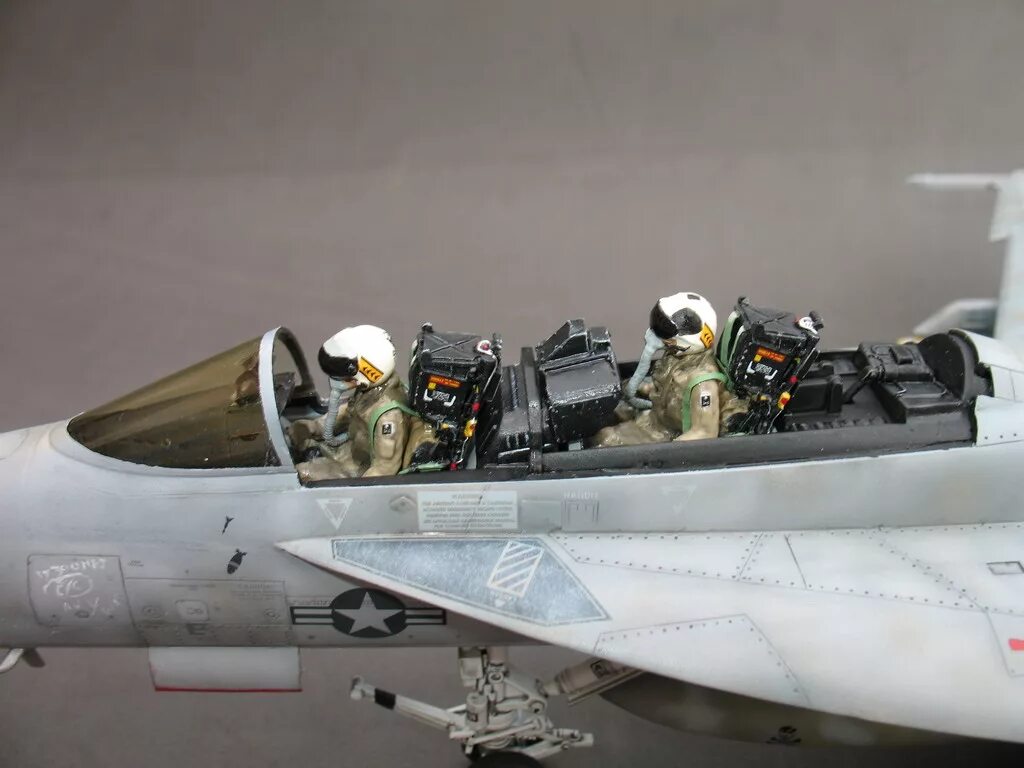 F-18 С Hornet 1/48. Кабина f/a-18 Hasegawa. Декаль f18 VFA-103. VFA-103.