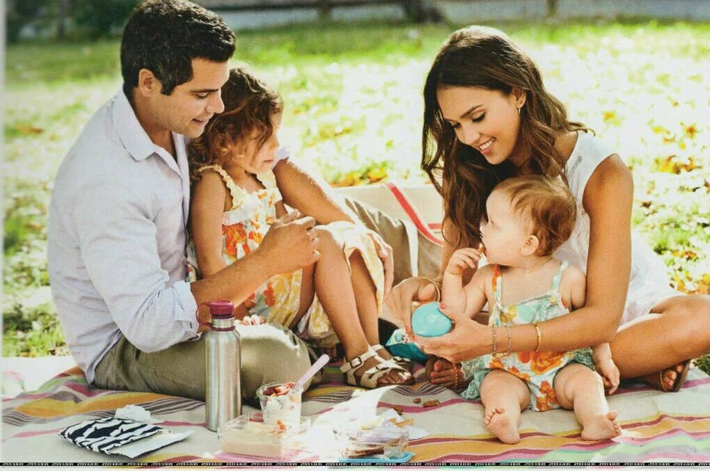 Что такое идеальная семья. Счастливая богатая семья. Семьи счастливые моменты. Семья с двумя дочками. Красивая семья.
