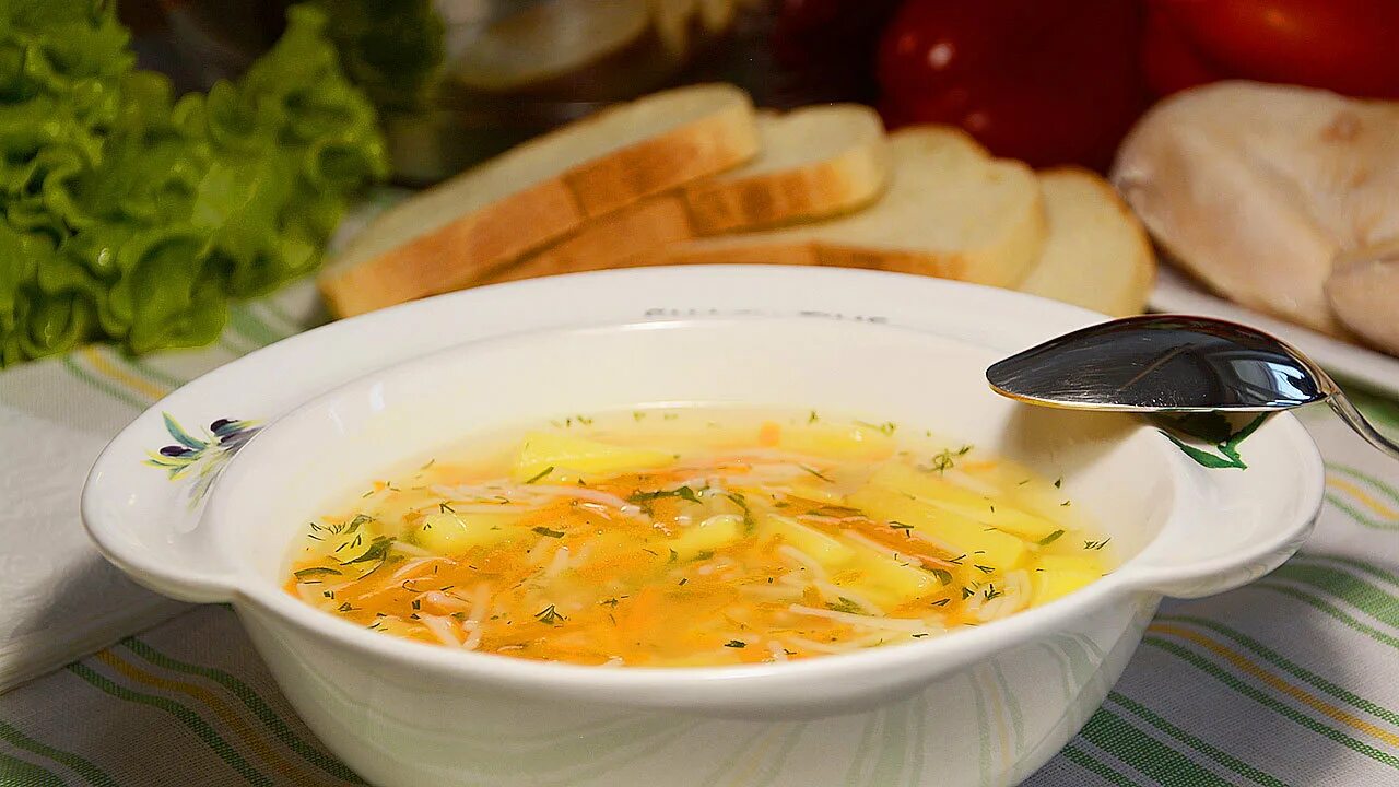 Суп лапша с мясом и картошкой. Суп куриный вермишелевый. Куриный вермишелевый суп с картошкой. Суп вермишелевый с картофелем. Суп вермишелевый с курицей и картошкой.