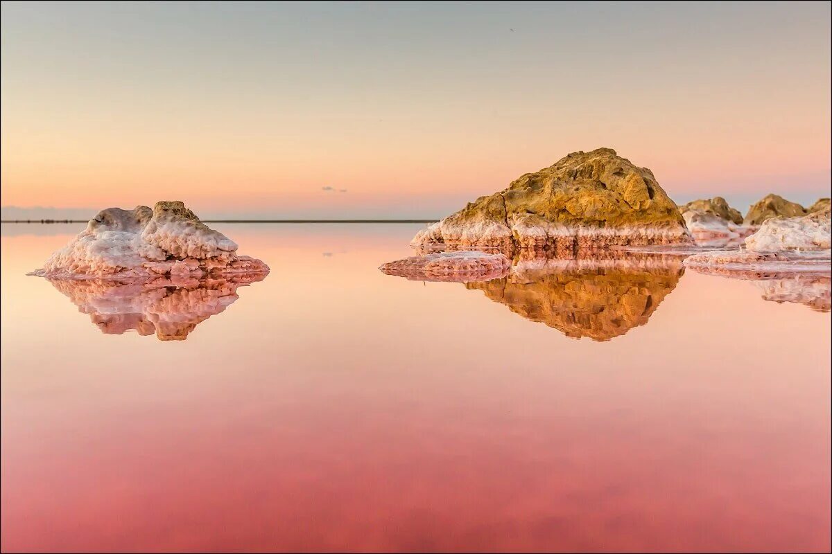 Кояшское розовое озеро в Крыму. Соленое розовое озеро Кояшское. Кояшское озеро Керчь. Крым: Кояшское розовое озеро + море. Розовый водоем в крыму