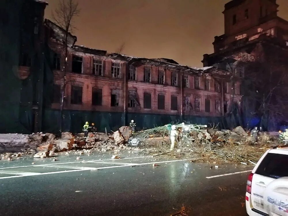 Разрушенный санкт петербург. Завод красный треугольник в Санкт-Петербурге заброшка. Красный треугольник СПБ обрушение. Завод красный треугольник наб. Обводного канала, 134. Красный треугольник СПБ Обводный канал.