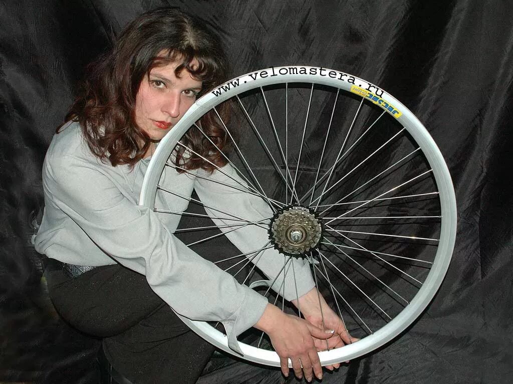 Как выровнять колесо на велосипеде. Сборка велосипедного колеса. Колесо велосипеда спицы. Спицы для велосипеда. Зонт на колесе велосипеда.