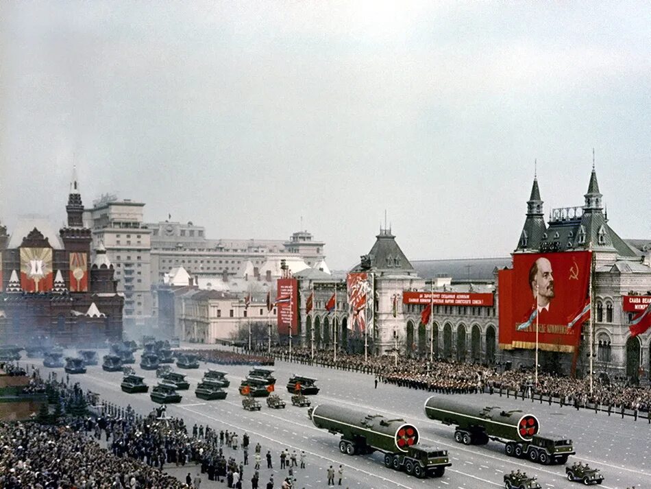 Военный парад ссср. Парад Победы 1965 в Москве. 9 Мая 1965 года парад Победы на красной площади в Москве. Парад Победы Москва 1965 красная площадь. Парад Победы 9 мая 1965.