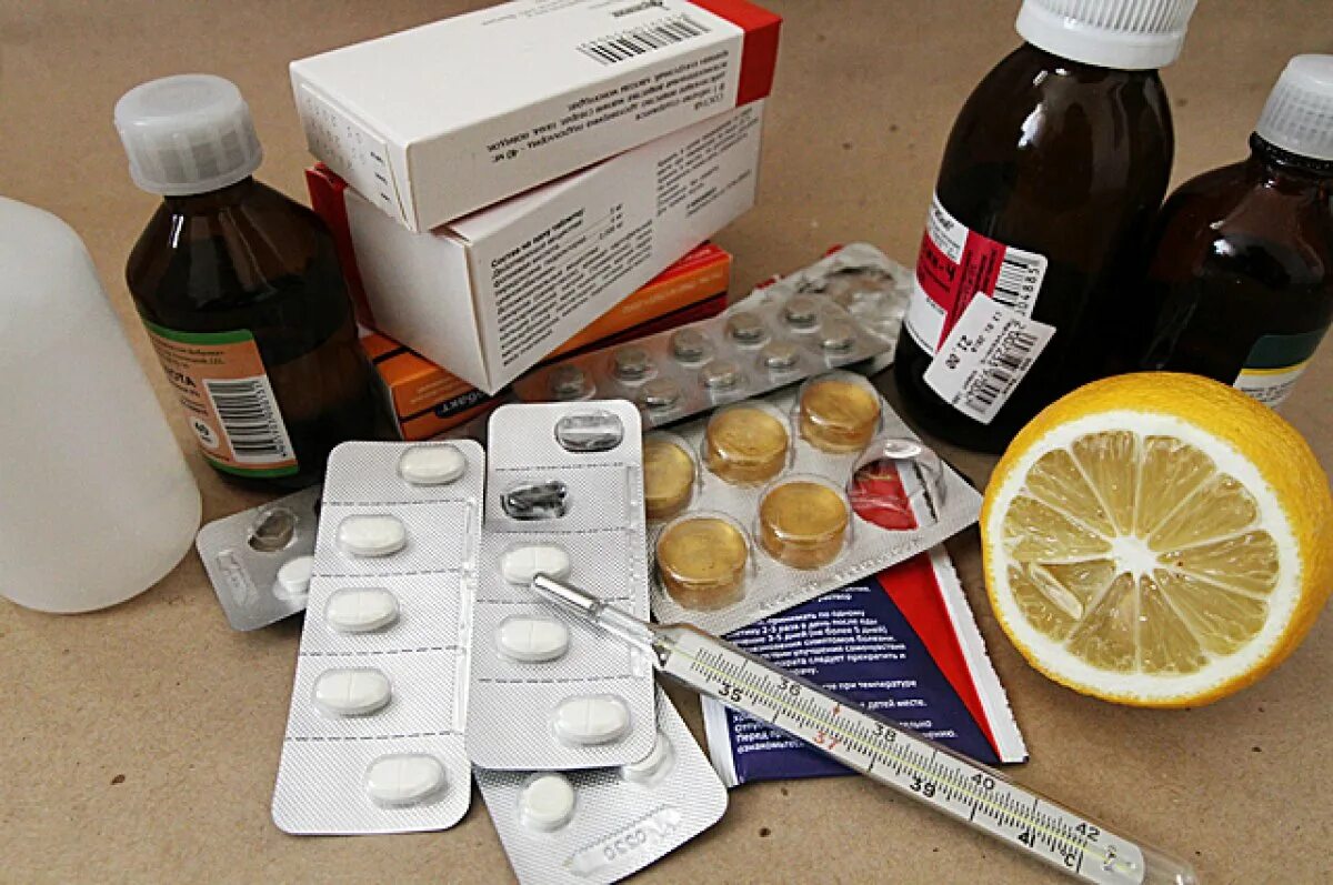 Лечение коронавируса человека препараты. Таблетки на столе. Лекарства от гриппа на столе. Куча лекарств от простуды. Лекарства от простуды на столе.