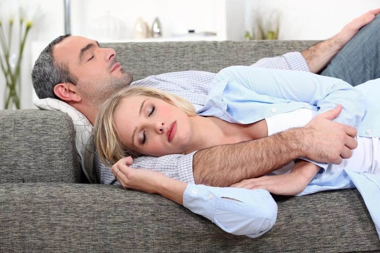 Лежу жене. Мужчина и женщина на диване в обнимку. Мужчина и женщина спят на диване. Мужчина и женщина лежат на диване. Сон супругов.
