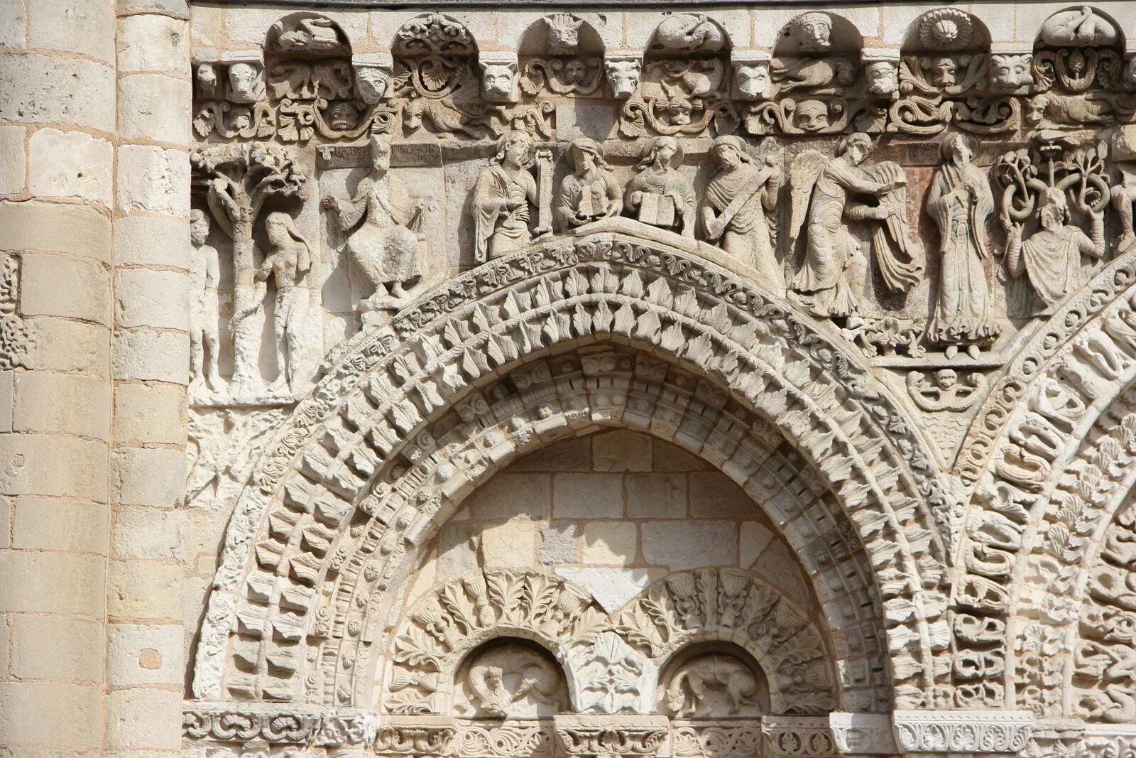 Церковь Нотр-дам-ля-Гранд в Пуатье, Франция. Дворец правосудия в Пуатье. Церкловь св. Радегонды в Пуатье рельефы.