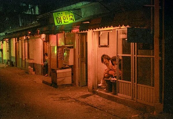 Корея сувон улица красных фонарей. Улица красных фонарей корея пёнтек. Улица красных фонарей южная корея. Пусан район красных фонарей. Сеул квартал красных фонарей.