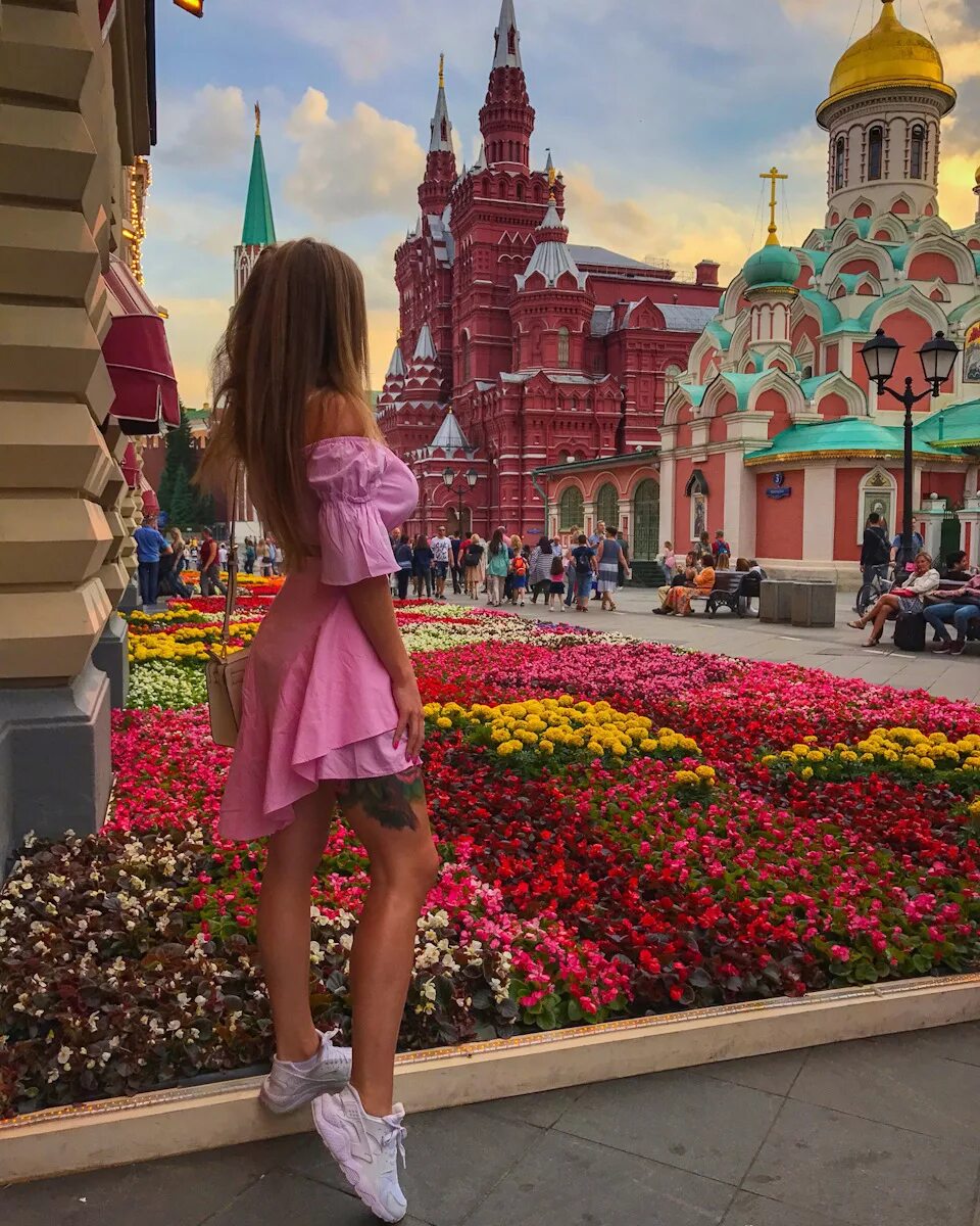Поставь где девочки. Красивые девушки Москвы. Красивые девушки летом в Москве. Фотосессия на красной площади. Самые красивые девушки Москвы.