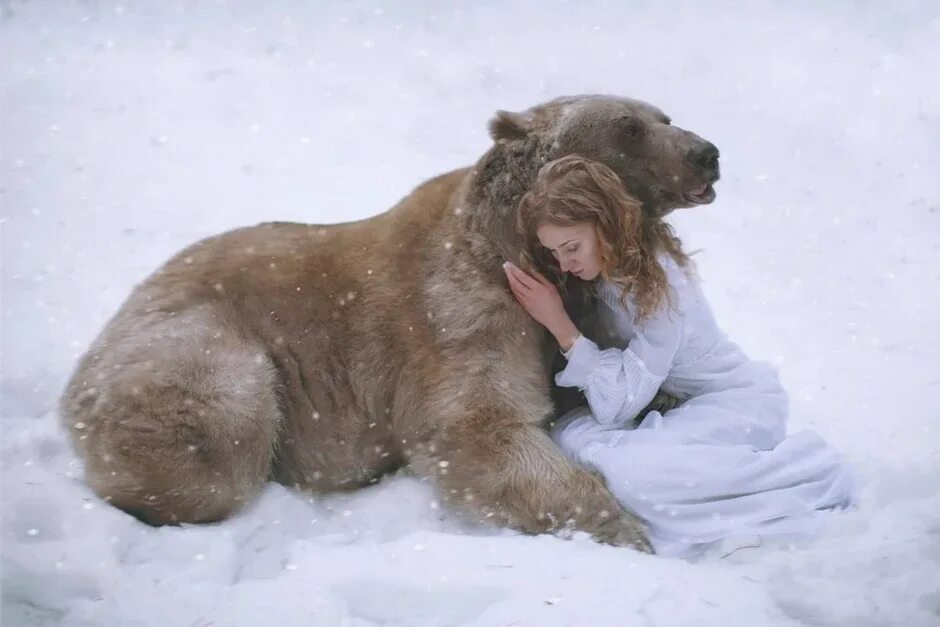 Медведь обнимает. Женщина обнимает медведя. Объятия с медведем. Медведь обнимает девушку.