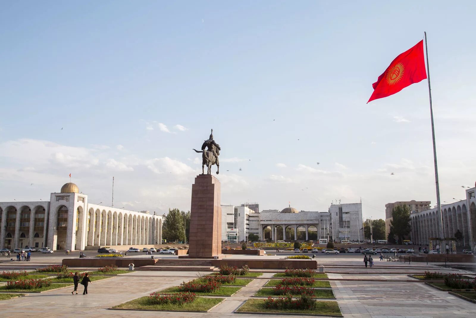 Город киргиз. Бишкек столица Кыргызстана. Площадь ала-ТОО. Ала ТОО Бишкек. Флаг в Бишкеке ала ТОО площадь.