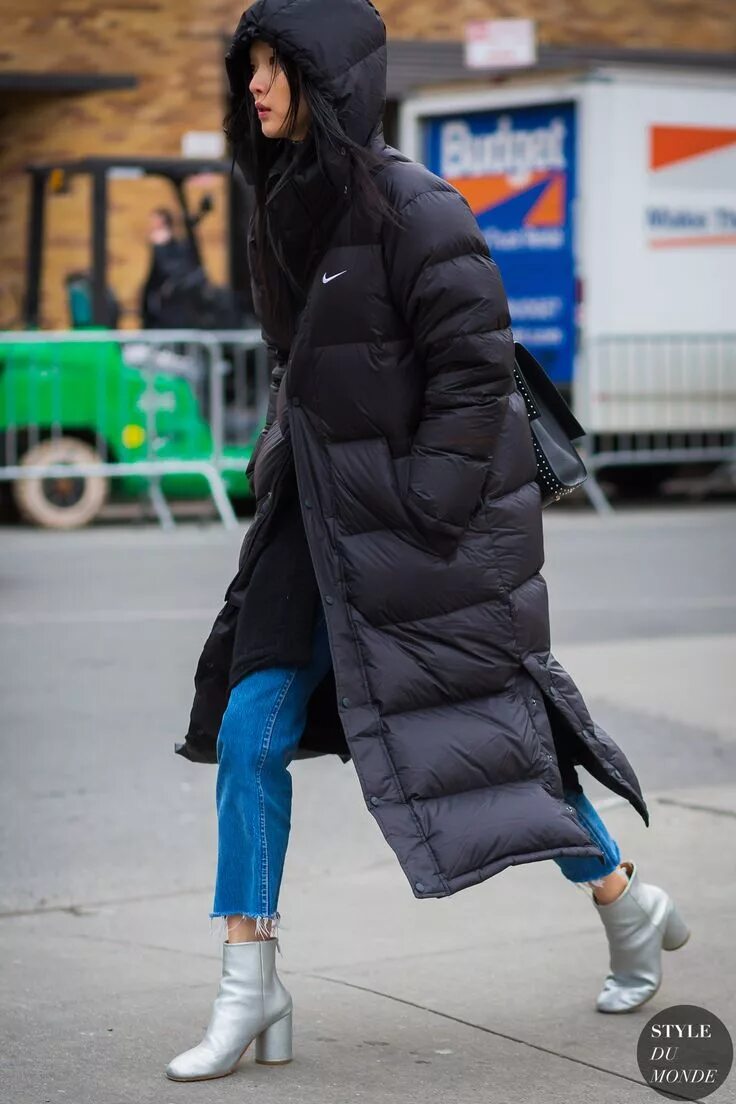С чем носят длинные куртки. Пуховик long oversized down coat. Тонкий длинный пуховик женский. С чем носят длинные куртки. Пуховик женский зимний длинный хаки.