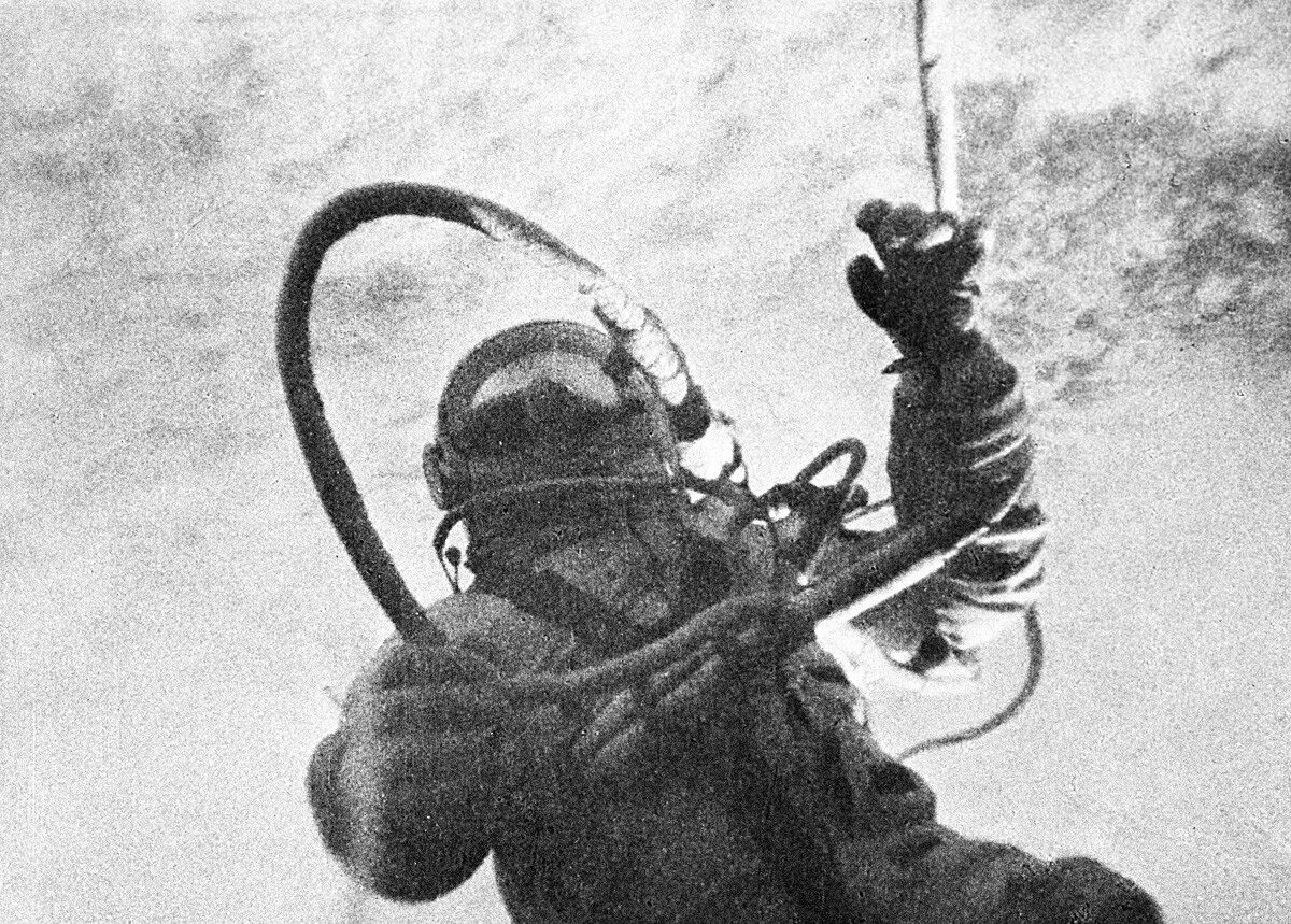 Выход человека в открытый космос 1965. Выход Леонова в открытый космос.