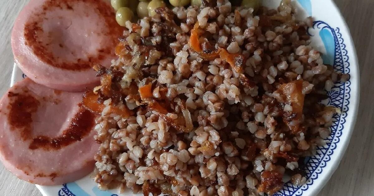Гречневая каша с колбасой. Гречка с колбасой. Гречка с колбасой. Гречневая каша с колбасой. Гречневая каша с сардельками.