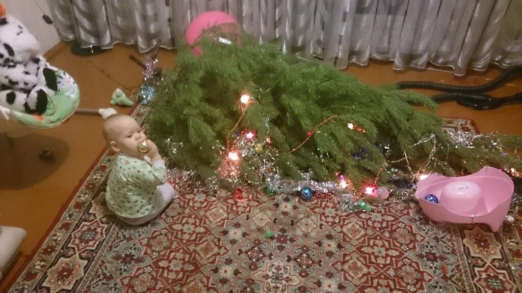 Новогодняя елка с маленькими детьми. Дети и елка приколы. Приколы про новогоднюю елку для детей. Елка и маленький ребенок. Елка с маленькими детьми.