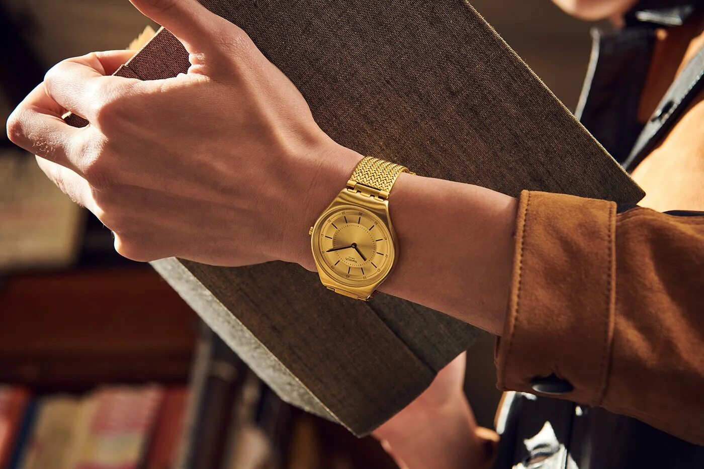 Honey watch. Zenith Swatch золотой. Часы Swatch женские золотистые. Ywg409m Swatch. Часы Swatch мужские в золотом цвете.