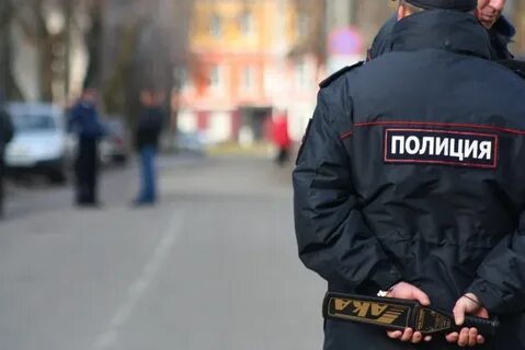 Полицейский стоит