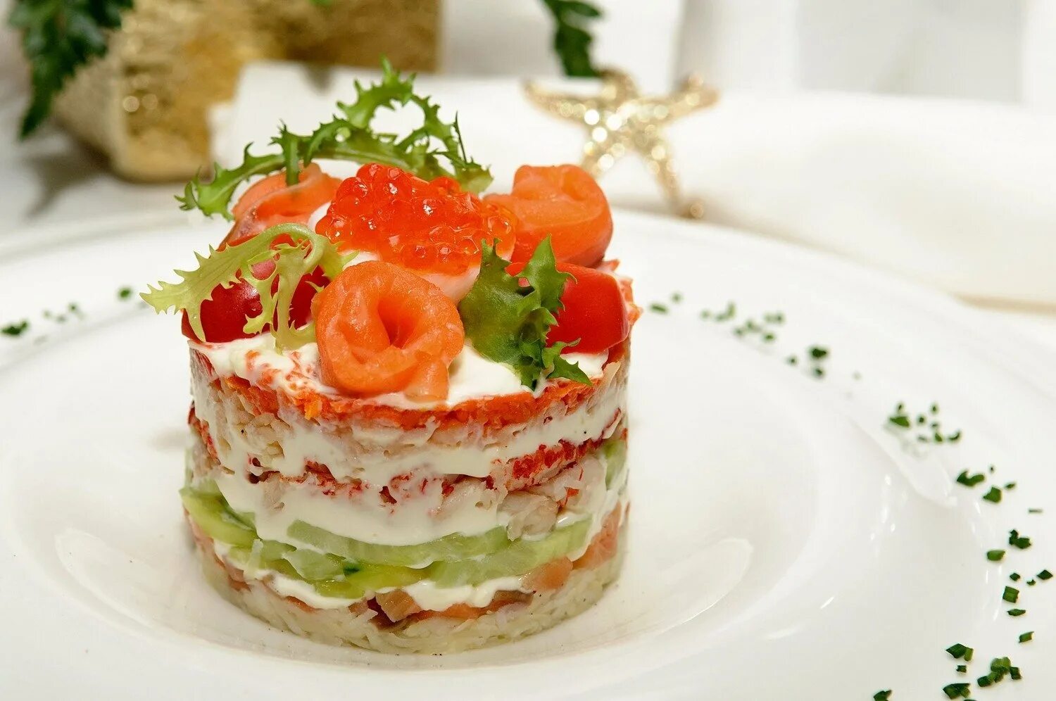 Порционные салаты на праздничный стол. Оливье с семгой. Оливье с красной рыбой. Салат семга под шубой. Слоеный салатик с семгой.