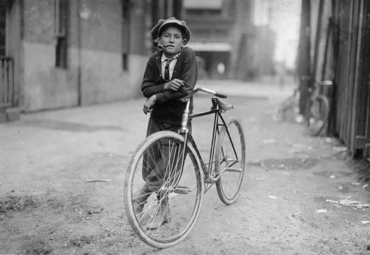 Lewis wickes Hine. Старинные фотографии. Велосипед 19 века. Ретро фотографии.