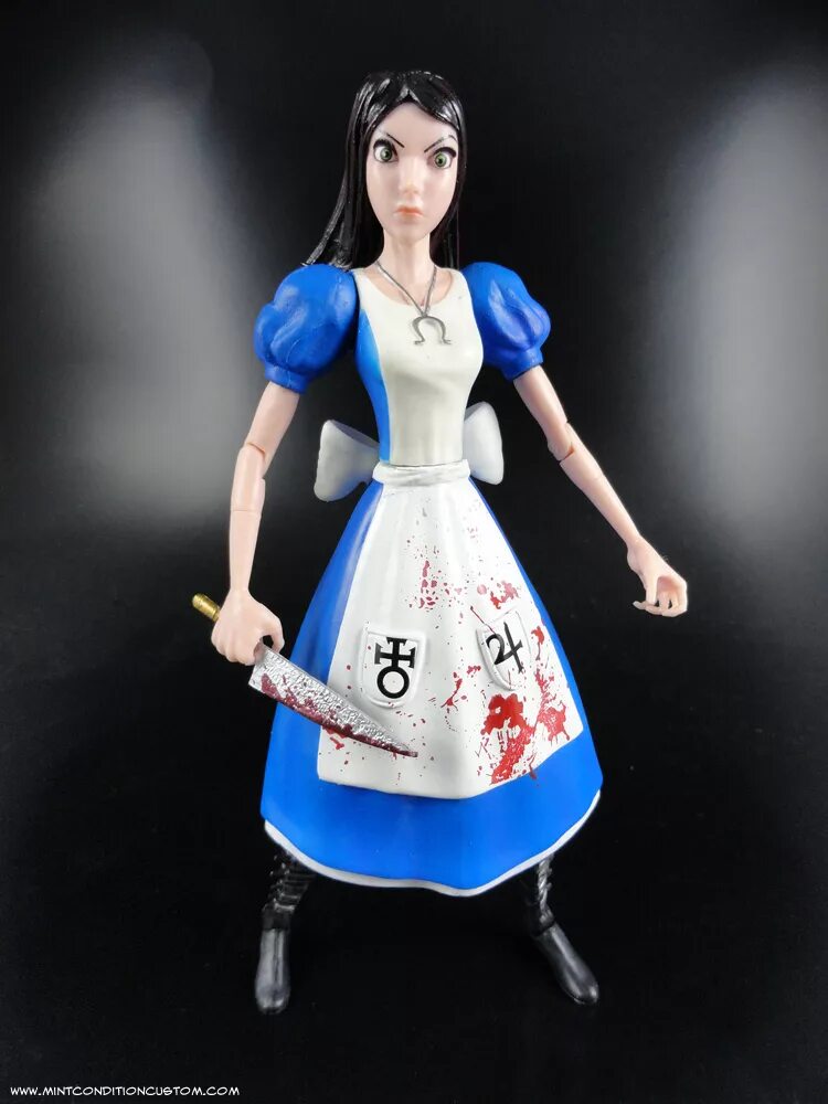 Alice buy. Alice Madness Returns фигурка Алисы. Кукла Алиса American MCGEE. Фигурки Алиса Американ МАКГИ. American MCGEE'S Alice фигурка.