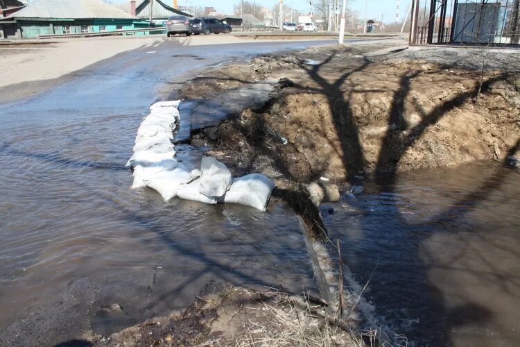 Почему вода в курске. Течет вода в ярок. Новости о воде. Курская обл наводнение сегодня. Курск паводок Стрелецкая.