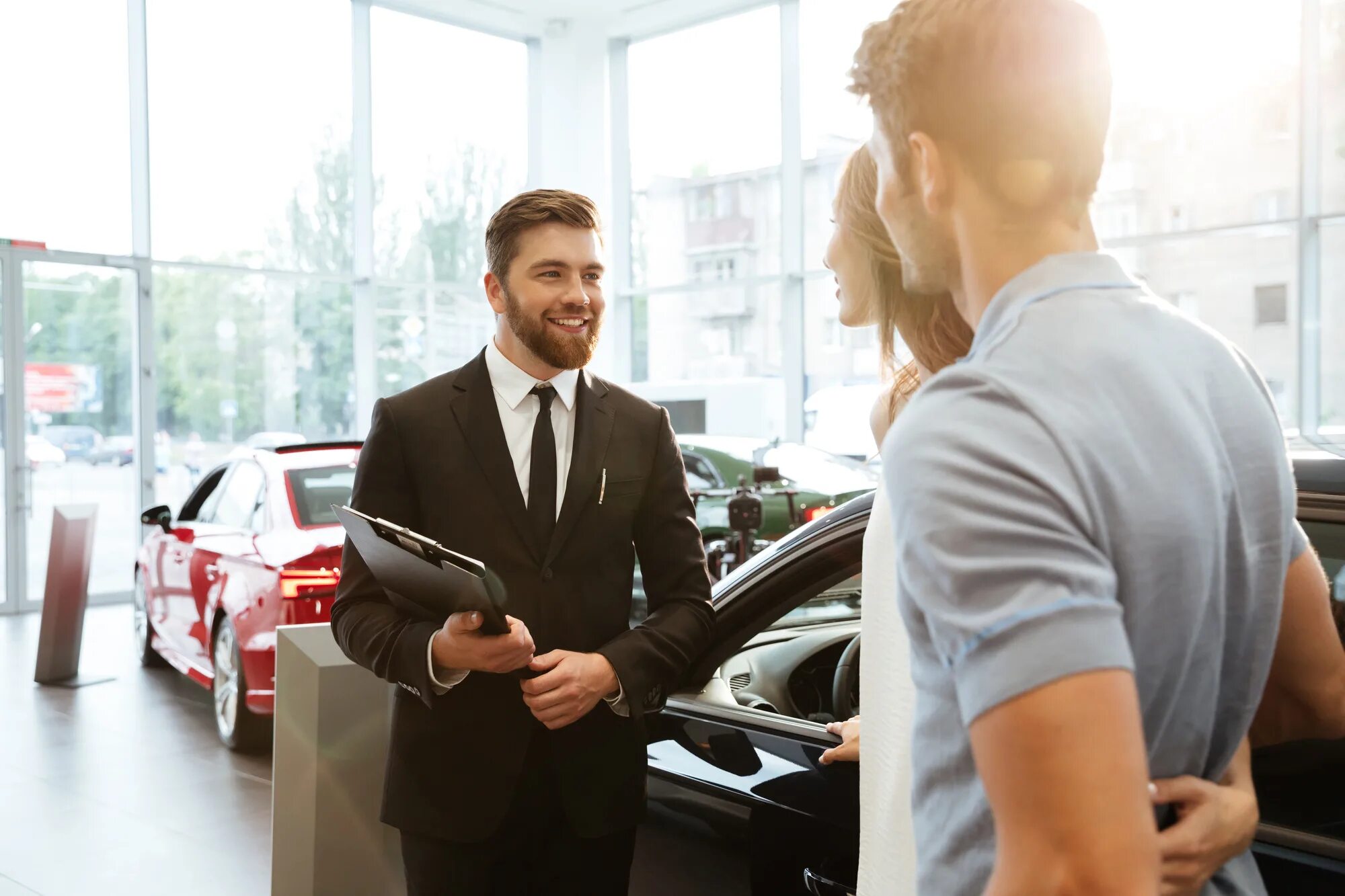 Car dealership hunt. Мужчина в автосалоне. Клиенты в автосалоне. Люди в автосалоне. Консультант в автосалоне.