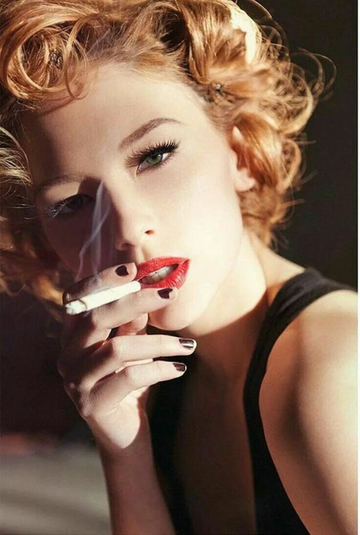 Красивая курящая девушка. Девушка с сигаретой. Курящая женщина. Красивая женщина с сигаретой. Женщина курит.
