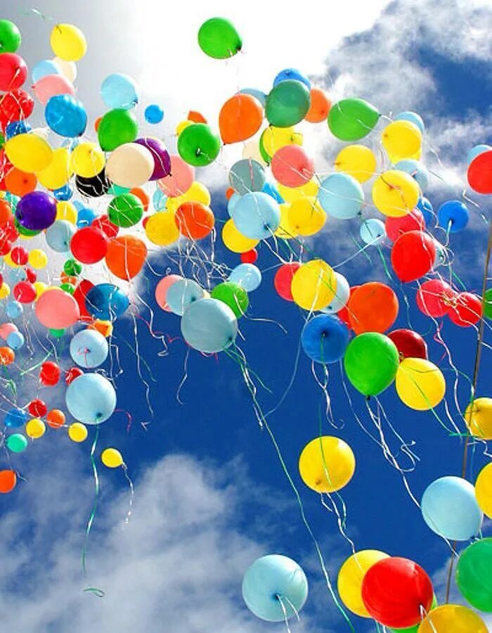 Шарики в небе. Яркие воздушные шары. Воздушные шарики в небе. Разноцветные шарики.