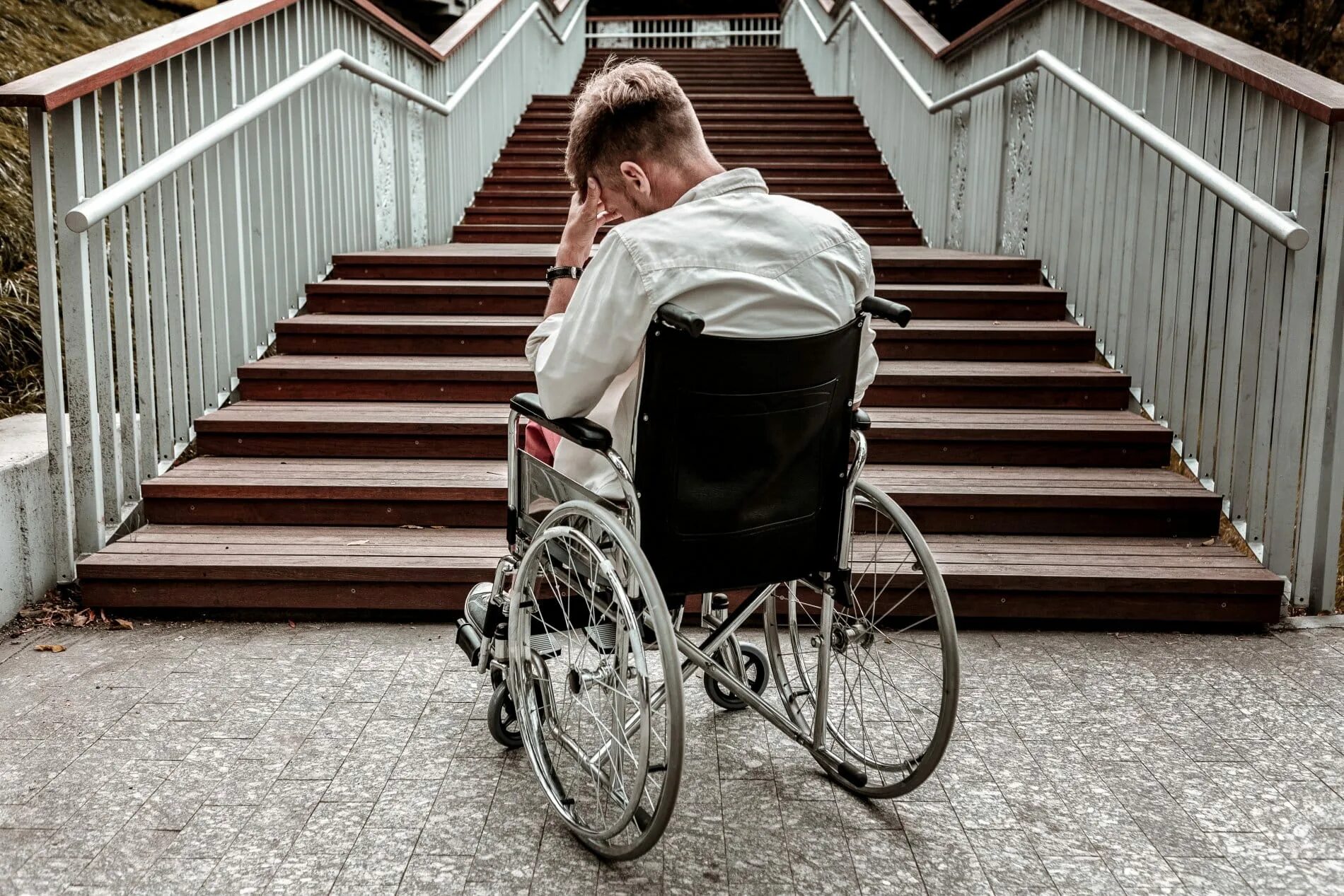 Люди с ограниченными возможностями примеры. Барьеры для инвалидов. Коляска для инвалидов. Трудности инвалидов. Препятствия для инвалидов.