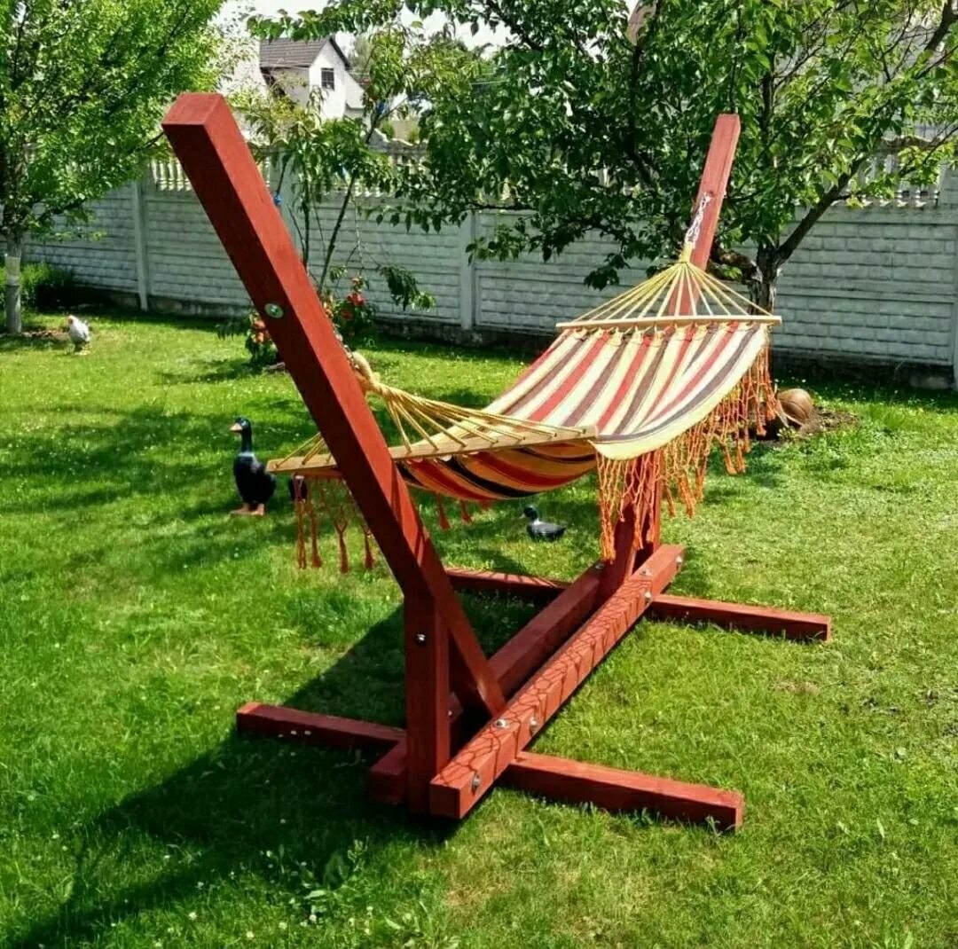 Подвесной гамак на стойке. Гамак на подставке. Подставка для гамака. Гамак на подставке. Стойка для гамака деревянная.