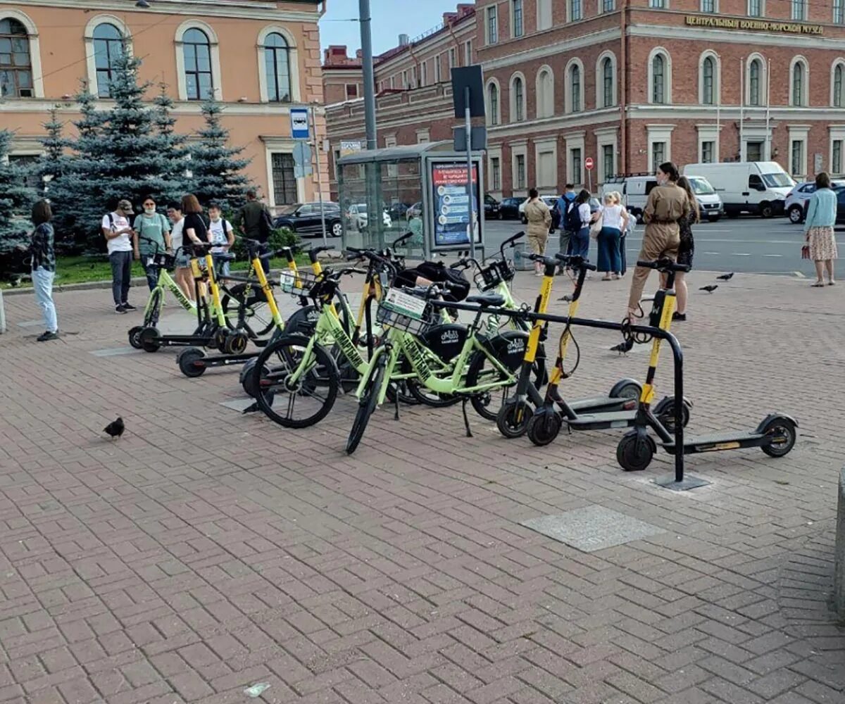 Самокат напрокат в спб. Парковка самокатов urent. Прокат самокатов в Питере. Самокаты в Питере напрокат. Стоянка для самокатов.