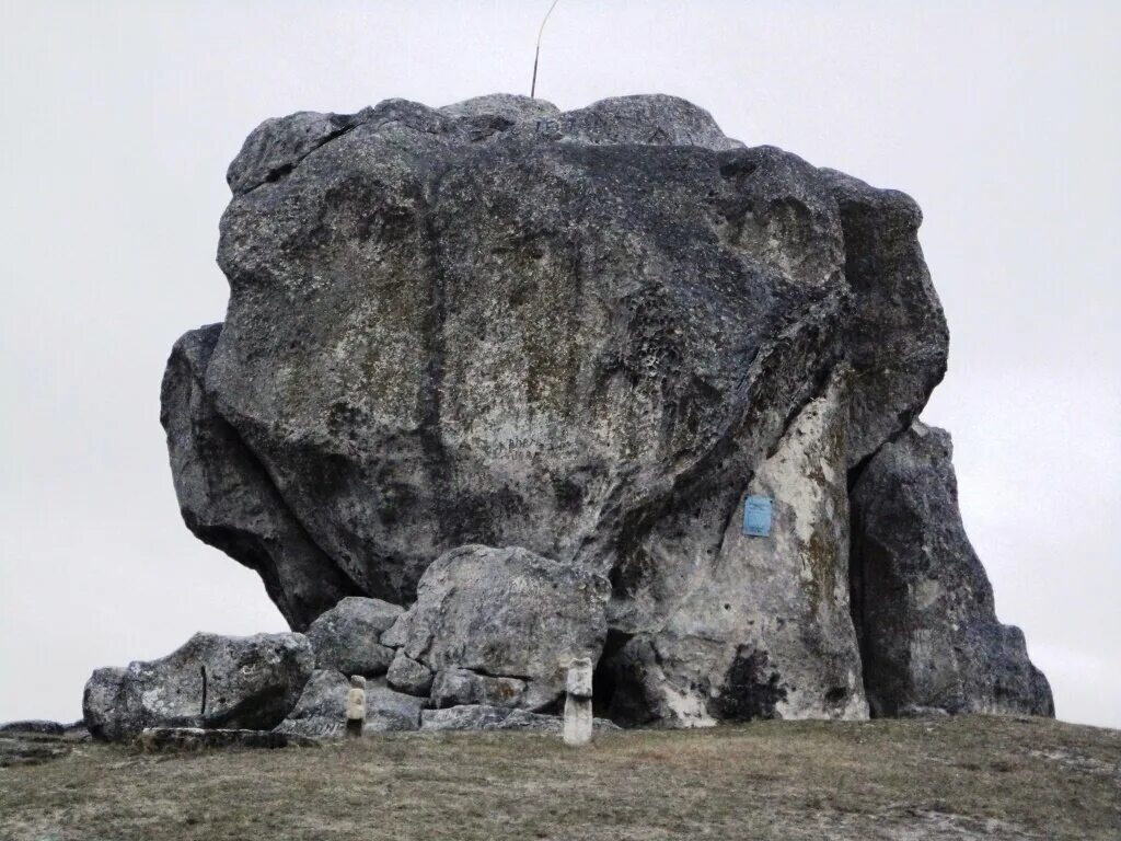 Долина каменных великанов Якутия. Камень желаний Крым. Храм солнца Крым место силы. Гиганты в камнях.