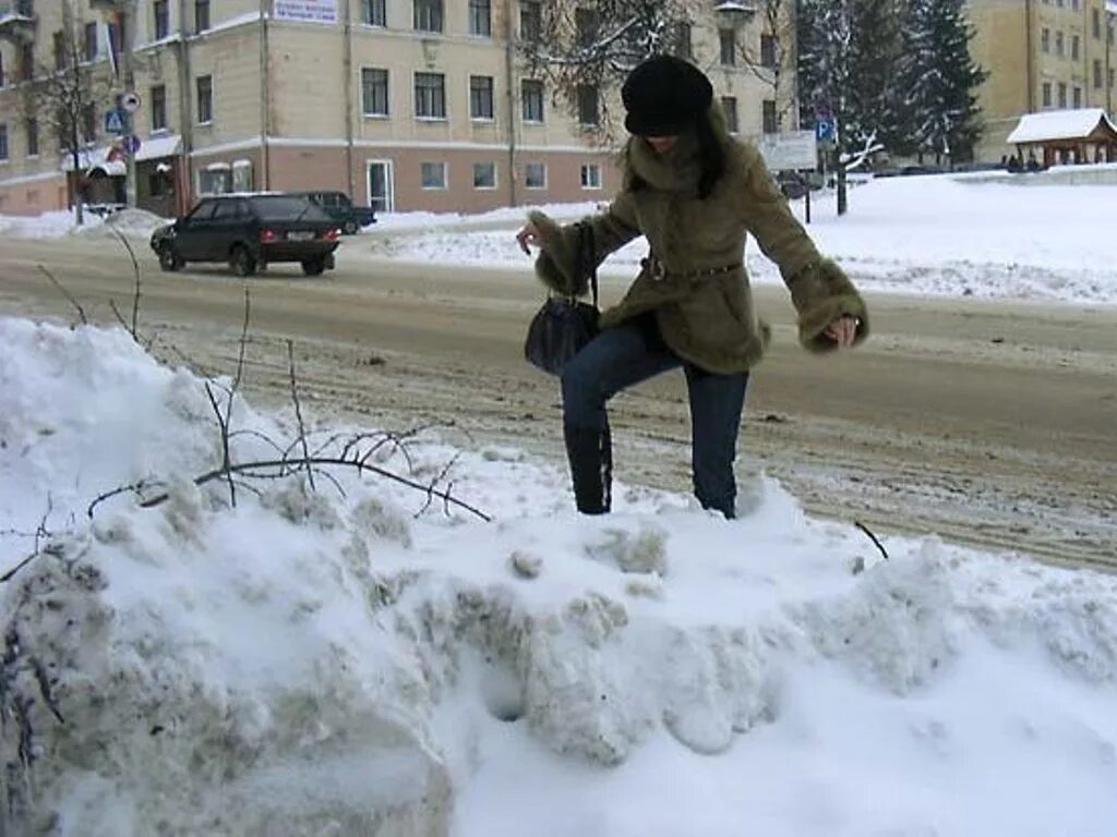 Пробираюсь по сугробам. Замело снегом тротуар. Снег по колено во дворе. Пробираясь через сугробы. Тропинка в сугробе на улице.