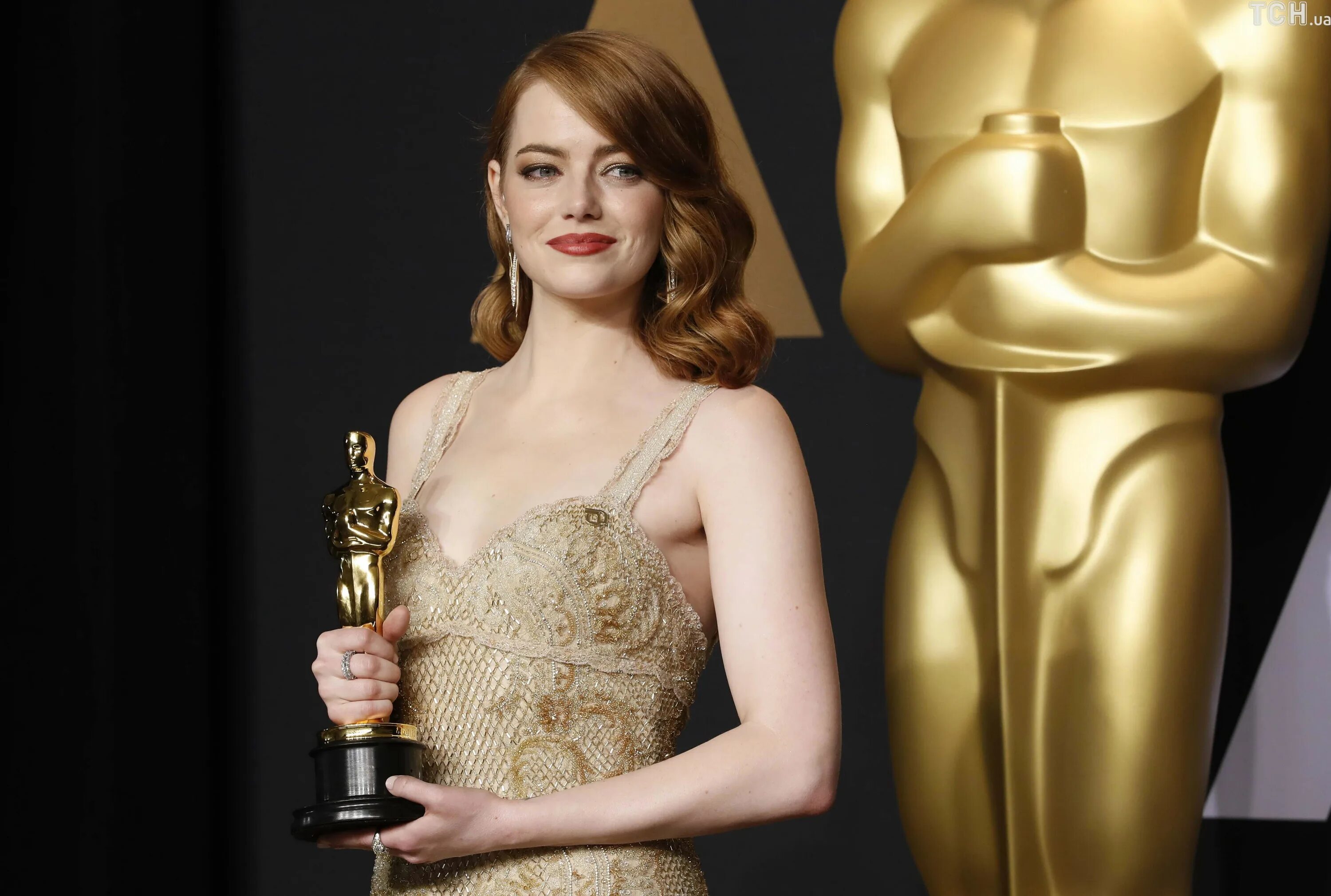 Emma stone oscar. Скарлетт Йоханссон Оскар.