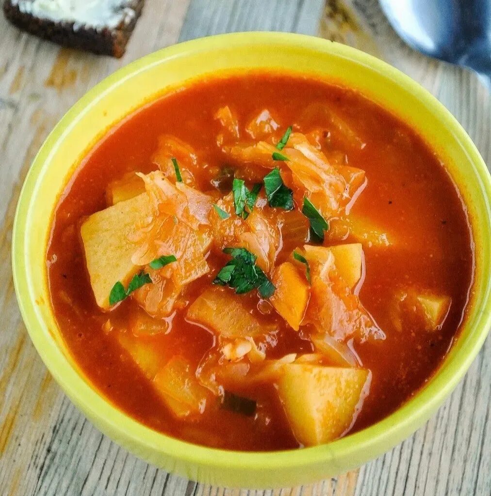 Суп капуста картошка морковь. Щи томатные. Щи с томатной пастой. Суп с томатной пастой. Картофельный суп с томатной пастой.