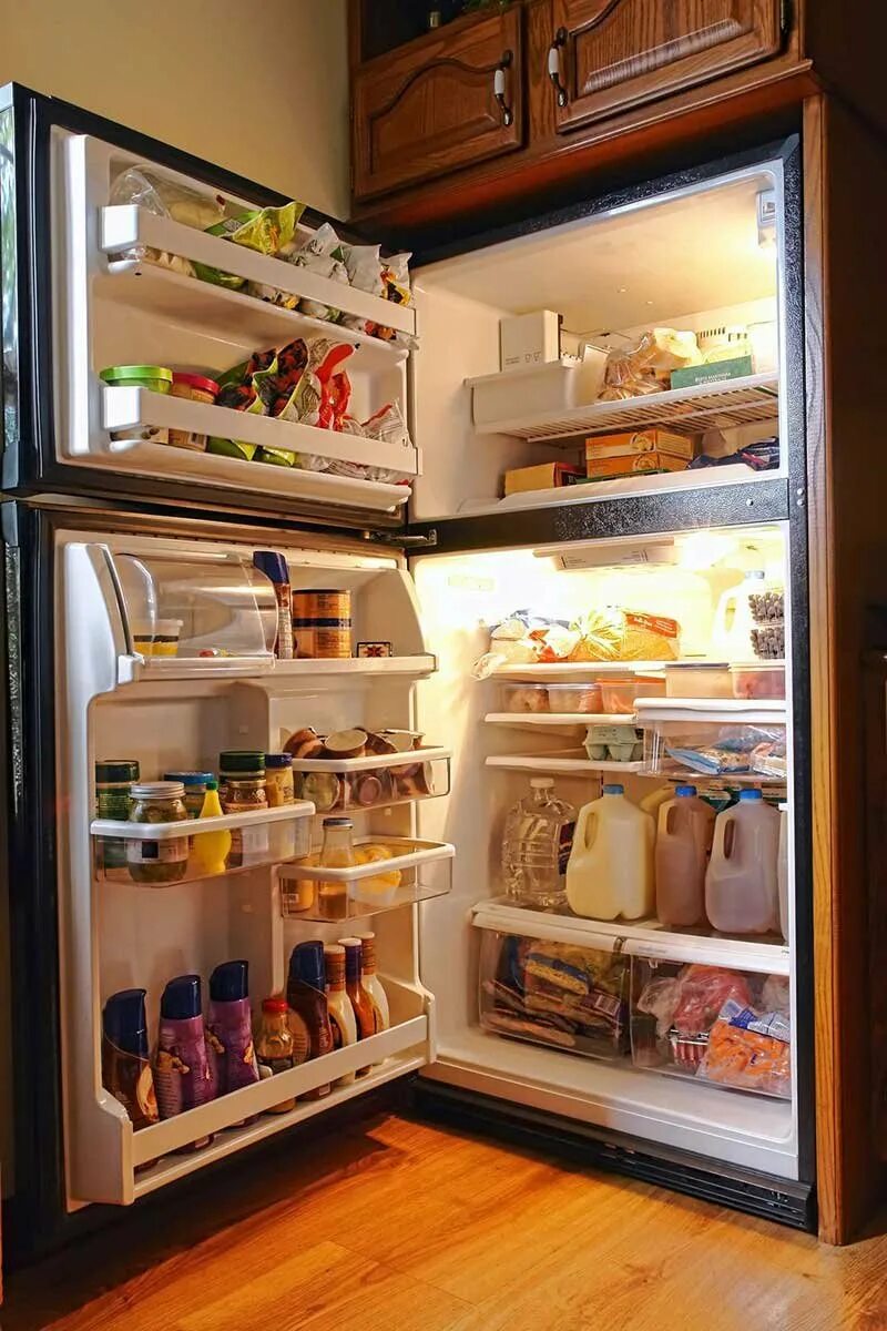 Холодильник работал открытой. Холодильник с едой. Полный холодильник. Полный холодильник продуктов. Холодильник внутри с едой.