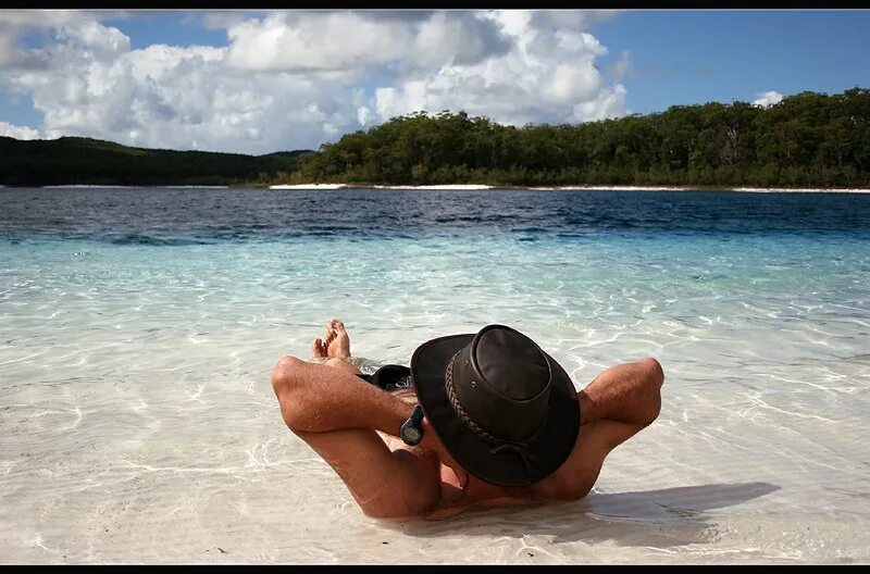 7 беззаботная жизнь. Мужчина на море. Мужчина в шляпе на пляже. Мужчина отдыхает на пляже. Парень на отдыхе.