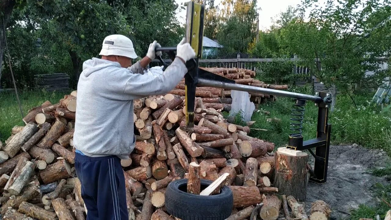 Колят дрова. Рязань колоть дрова. Илия колит дрова. Колоть дрова с помощью гвоздя. Рязань колоть дрова.