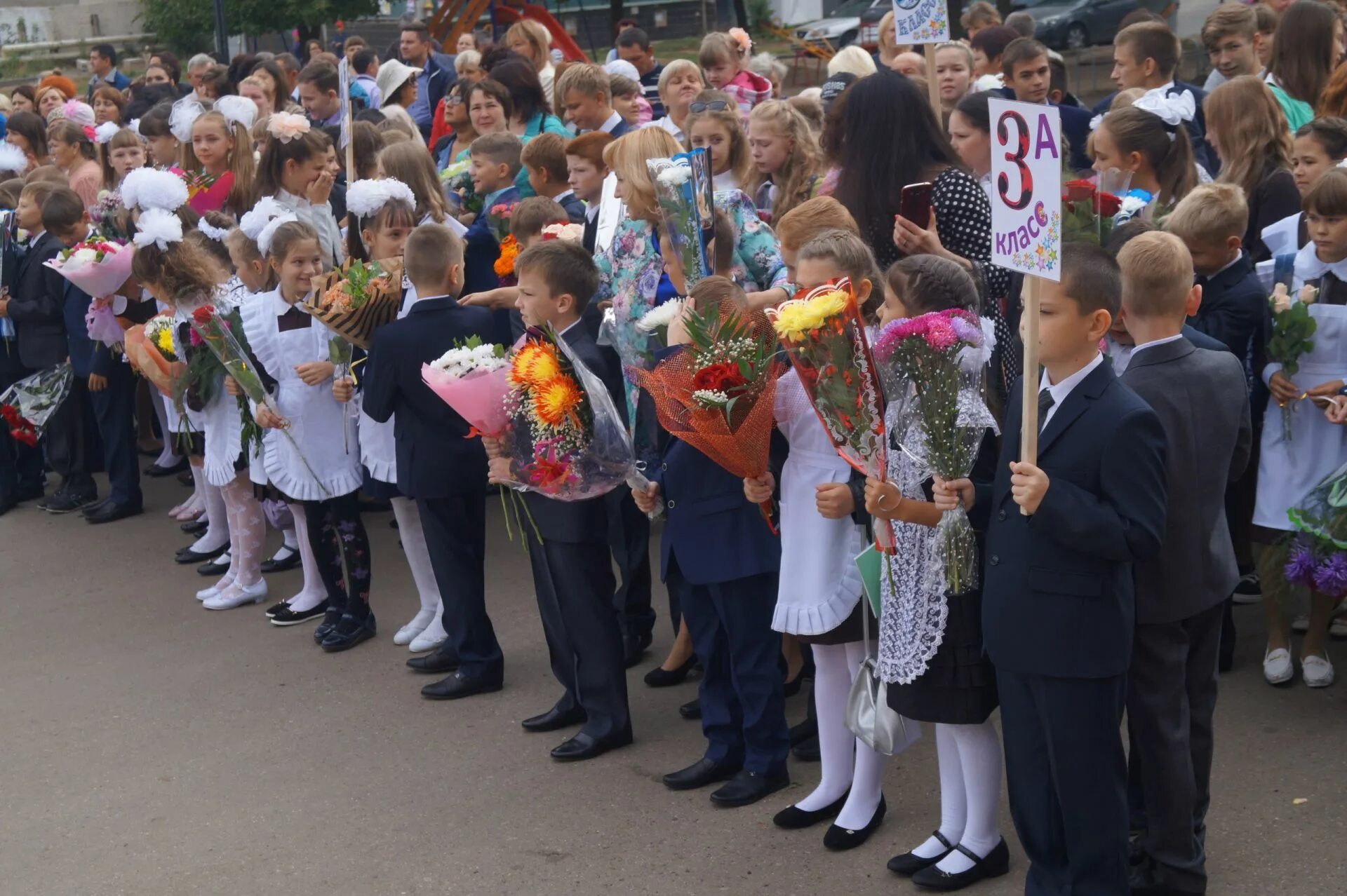 линейка 1 сентября. с праздником первоклашка. школа 2 голышманово. 1 сентября оранжевый с черным. торжественная линейка 1 сентября.