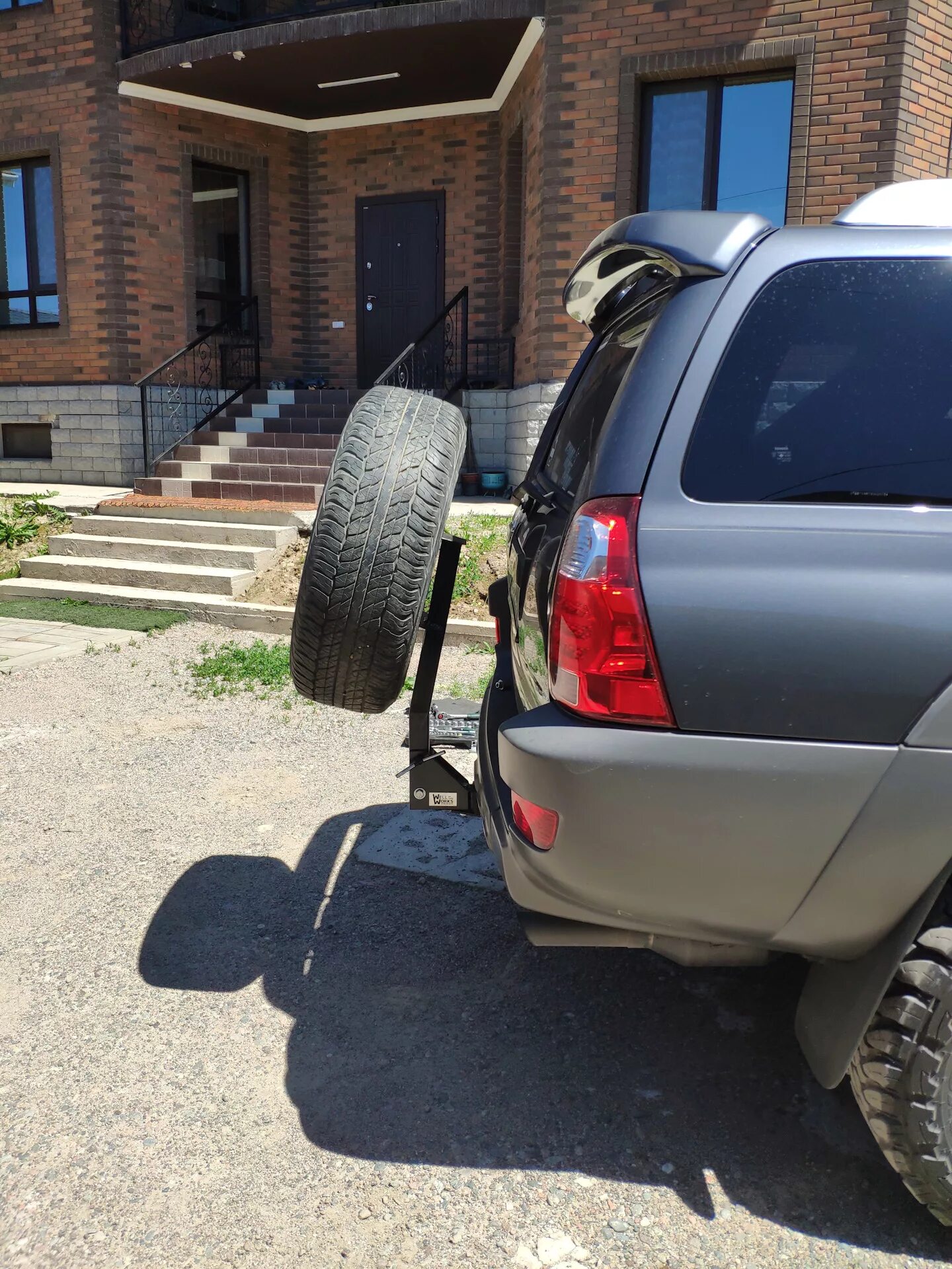 Калитка toyota surf hilux 185. Тойота калитка. Запасное колесо на тойота фортунер. Toyota land cruiser 150 prado запаска. Fortuner запасное колесо на задний бампер.