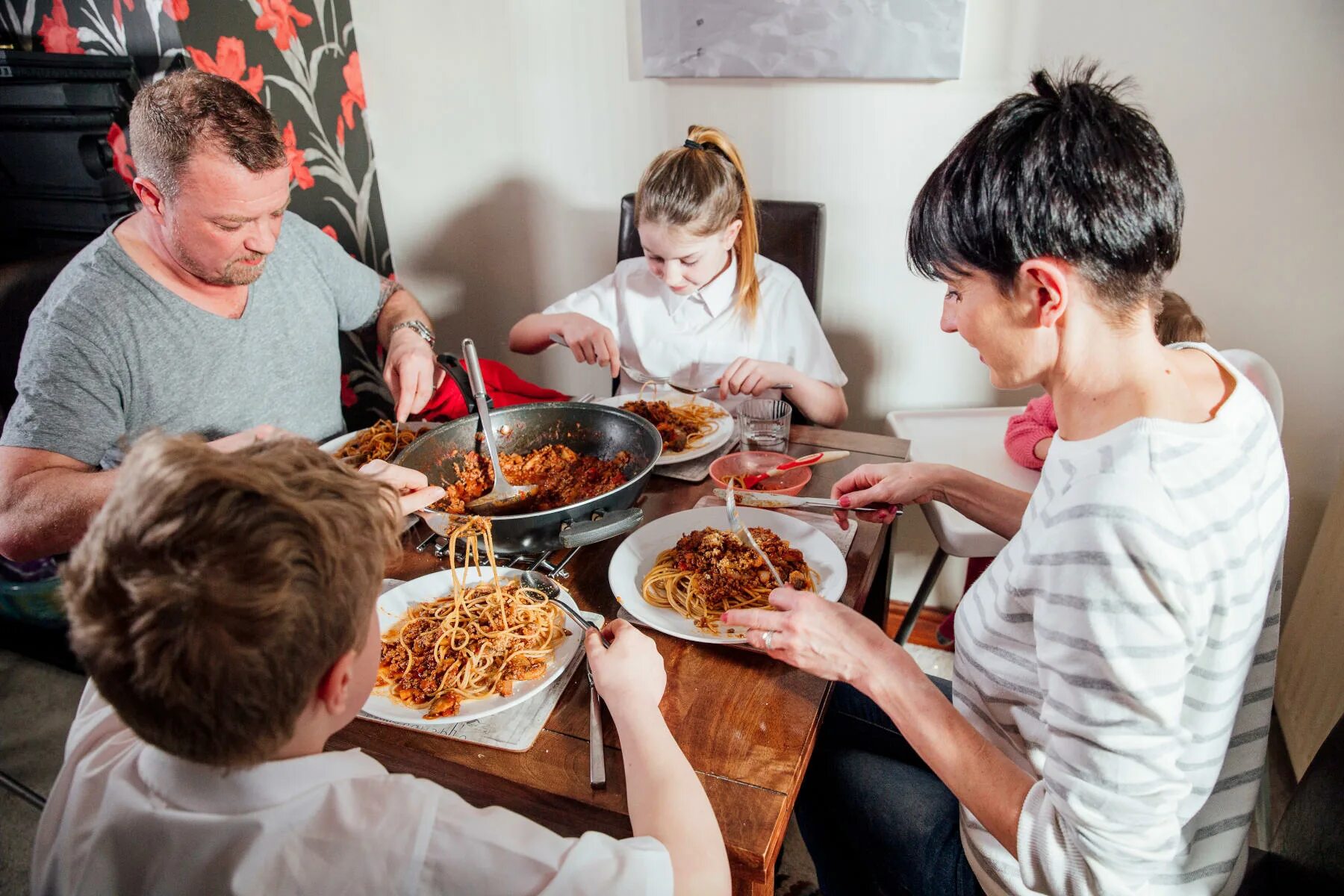 They were sitting. Семья ест за столом. Семья за столом с мясом. Британская семья за столом. Семья за столом ест мясо.