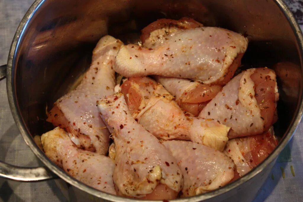 Окорочка с хрустящей корочкой на сковороде. Жареная курица голени с корочкой. Голень жареная. Жареная курица на сковороде с корочкой. Куриные голени на сковороде.