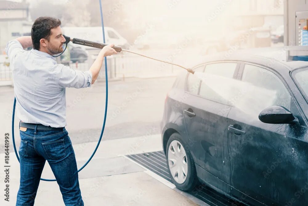 I have my car washed. Автомойка мужчина. Мойка авто из шланга. Человек в автомойку. Человек в машине автомойка.